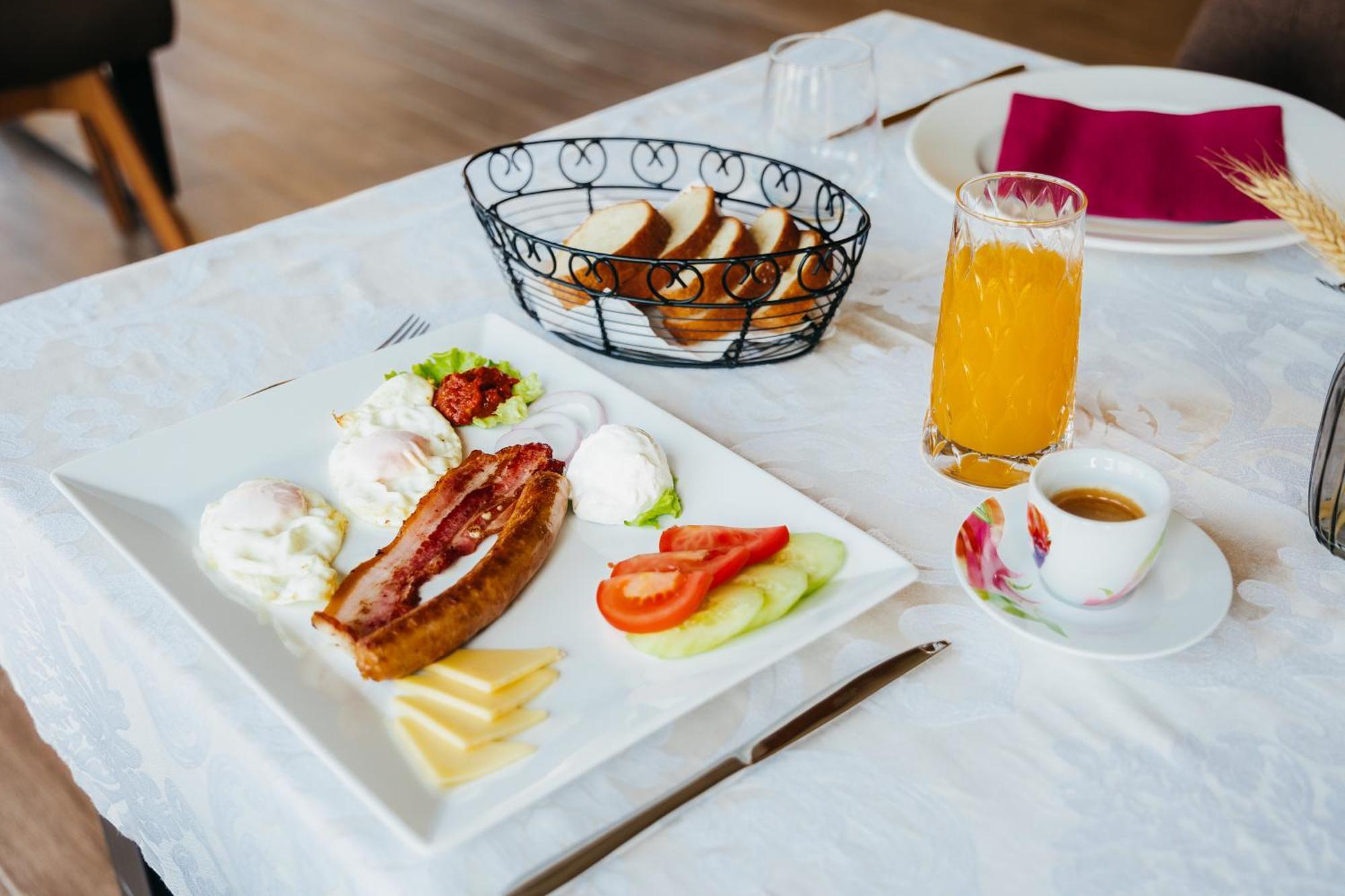 Pansion Mihica Dvori Hotell Babina Greda Exteriör bild