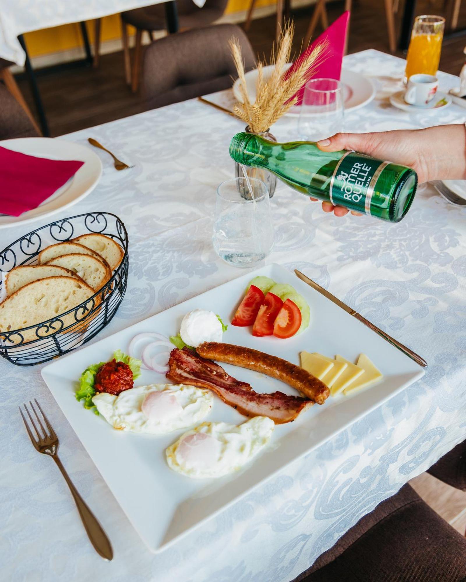 Pansion Mihica Dvori Hotell Babina Greda Exteriör bild