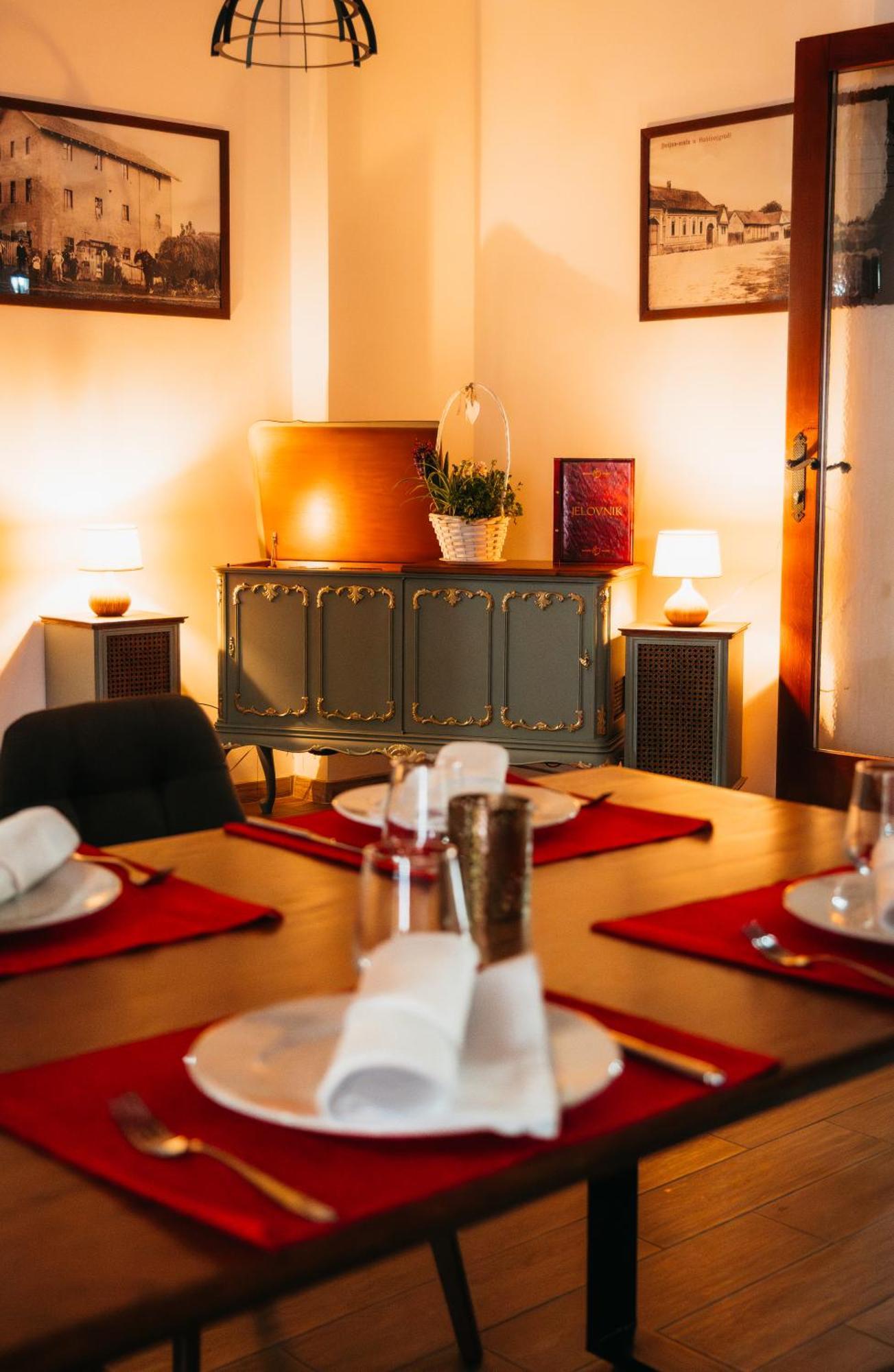 Pansion Mihica Dvori Hotell Babina Greda Exteriör bild