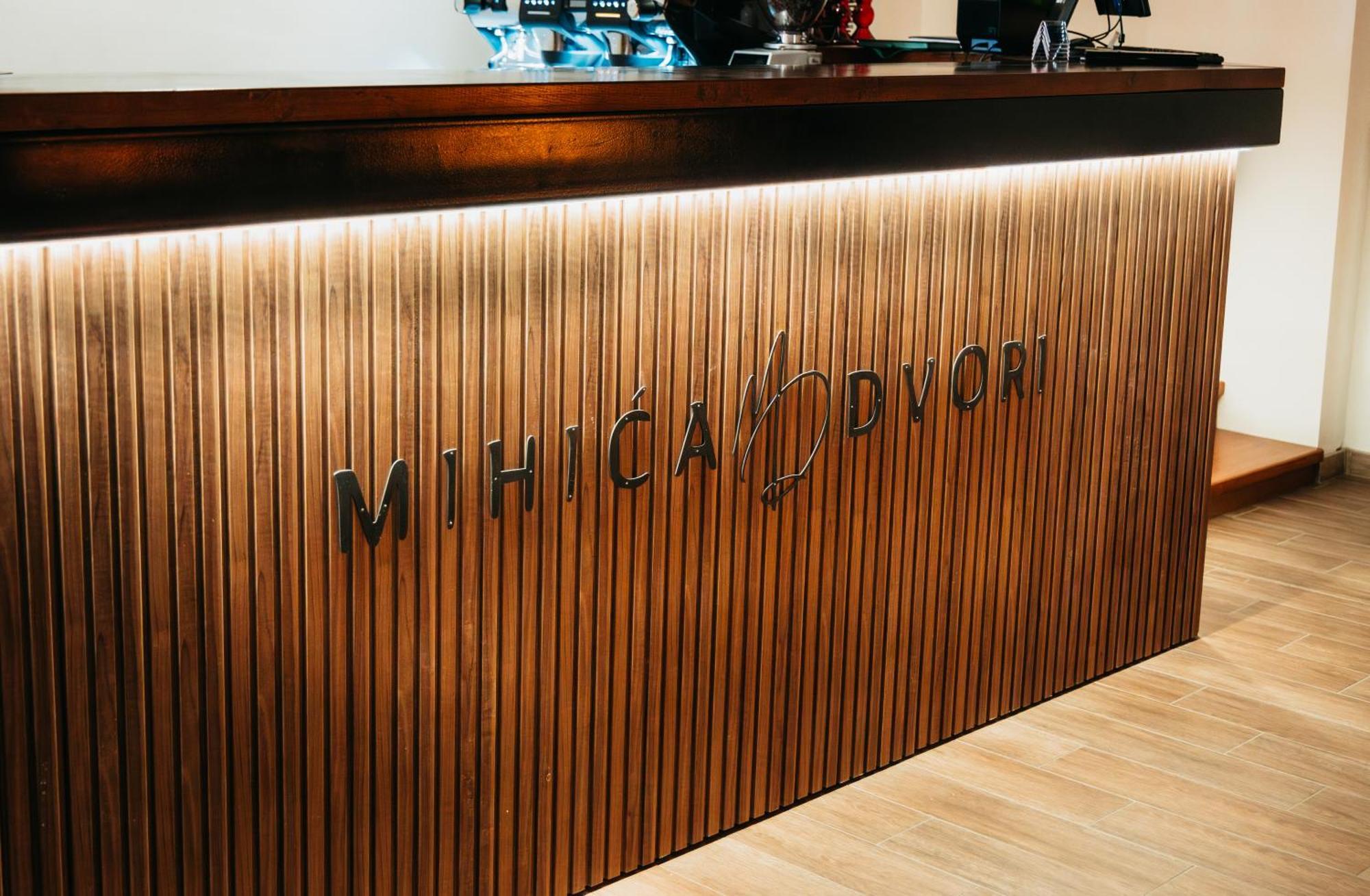 Pansion Mihica Dvori Hotell Babina Greda Exteriör bild