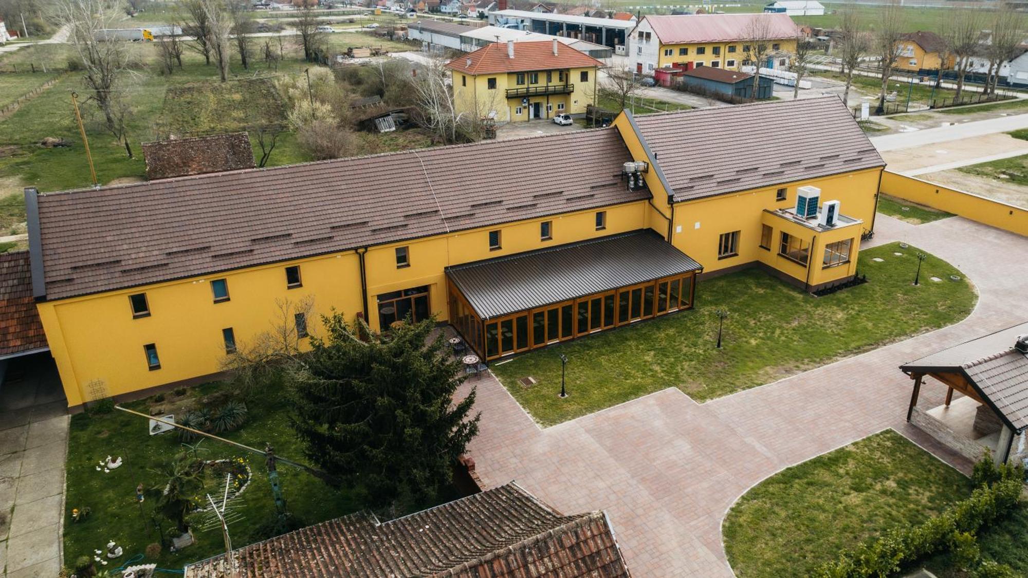 Pansion Mihica Dvori Hotell Babina Greda Exteriör bild