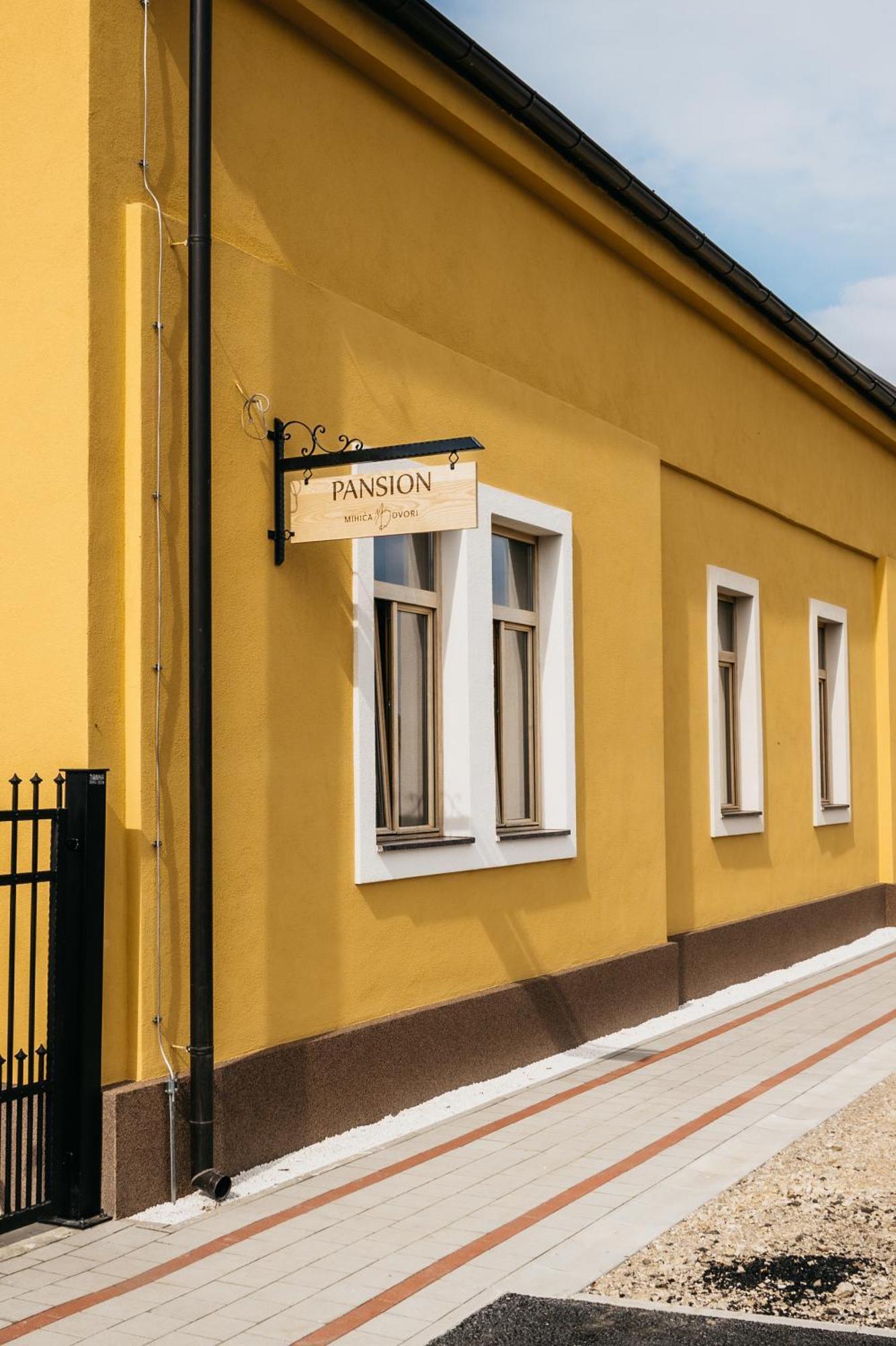 Pansion Mihica Dvori Hotell Babina Greda Exteriör bild
